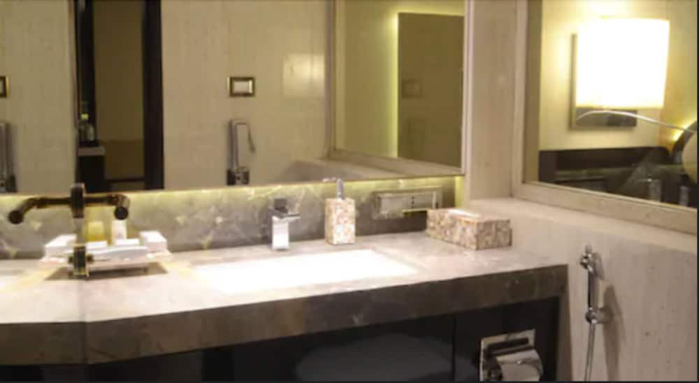 Bathroom sink