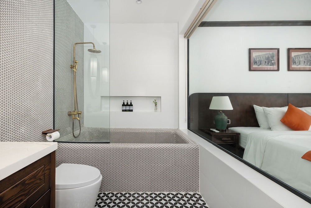 Deep soaking bathtub