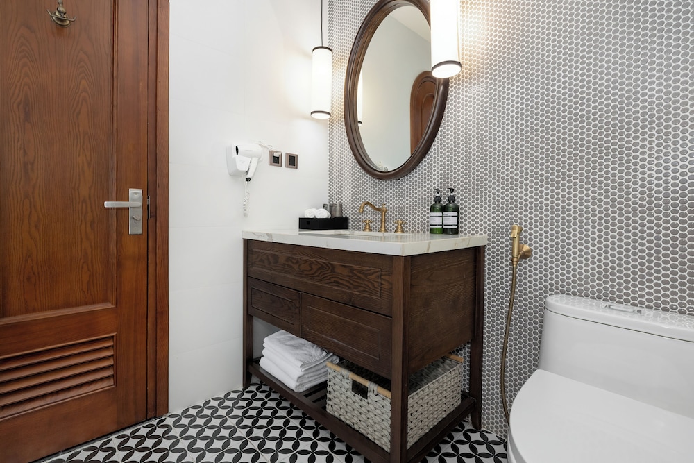 Bathroom amenities