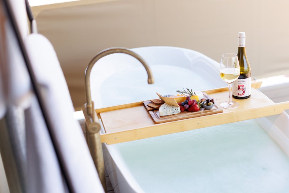 Deep soaking bathtub