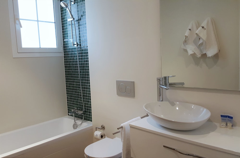 Deep soaking bathtub