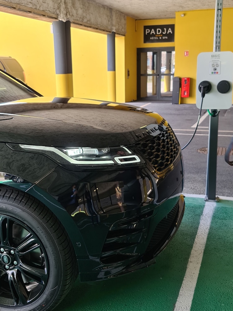 Electric vehicle charging station