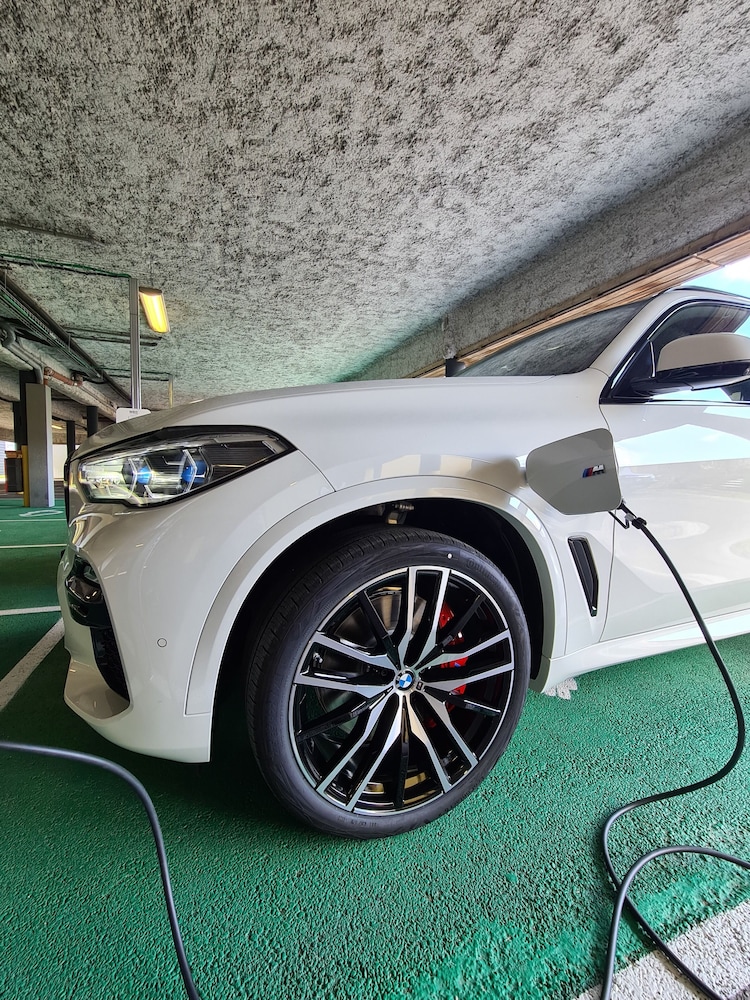 Electric vehicle charging station