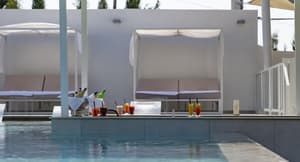 thumbnail: Swim-up bar