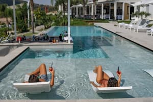 thumbnail: Swim-up bar