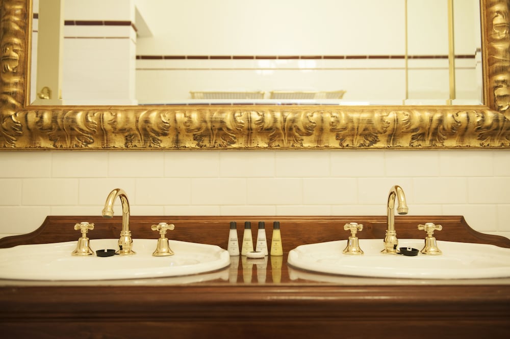 Bathroom sink