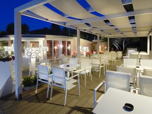 thumbnail: Outdoor dining