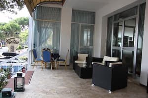 thumbnail: Outdoor dining