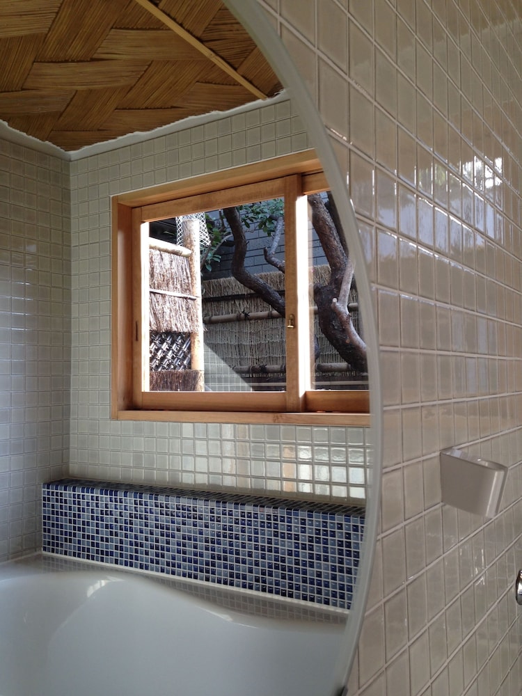 Deep soaking bathtub