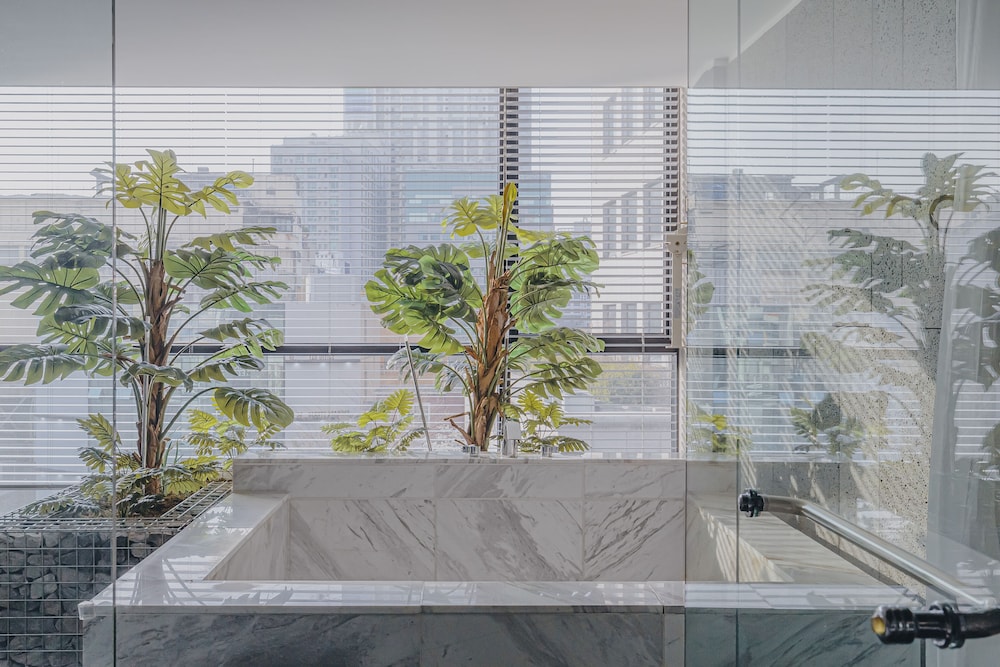Deep soaking bathtub