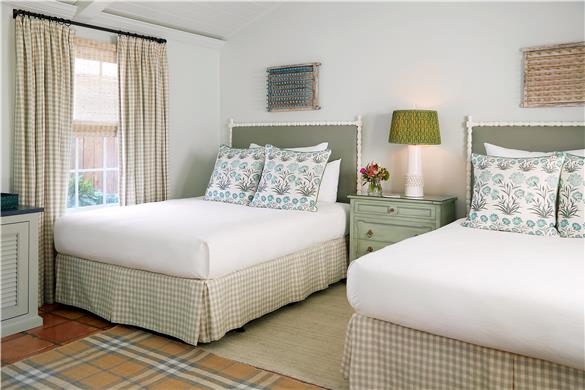 Guest Room,Bed,Bedding,Suite,Indoor/Interior,On-Site,D�cor detail,View from