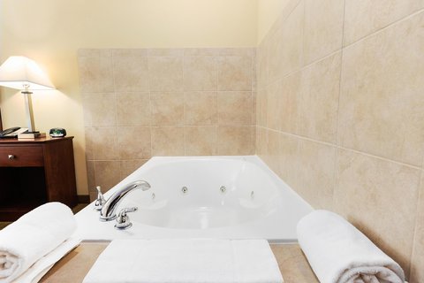 Whirlpool Suite Guestroom