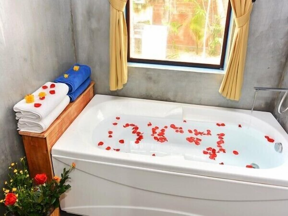 Deep soaking bathtub