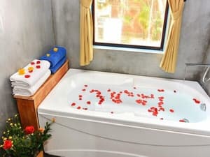 thumbnail: Deep soaking bathtub