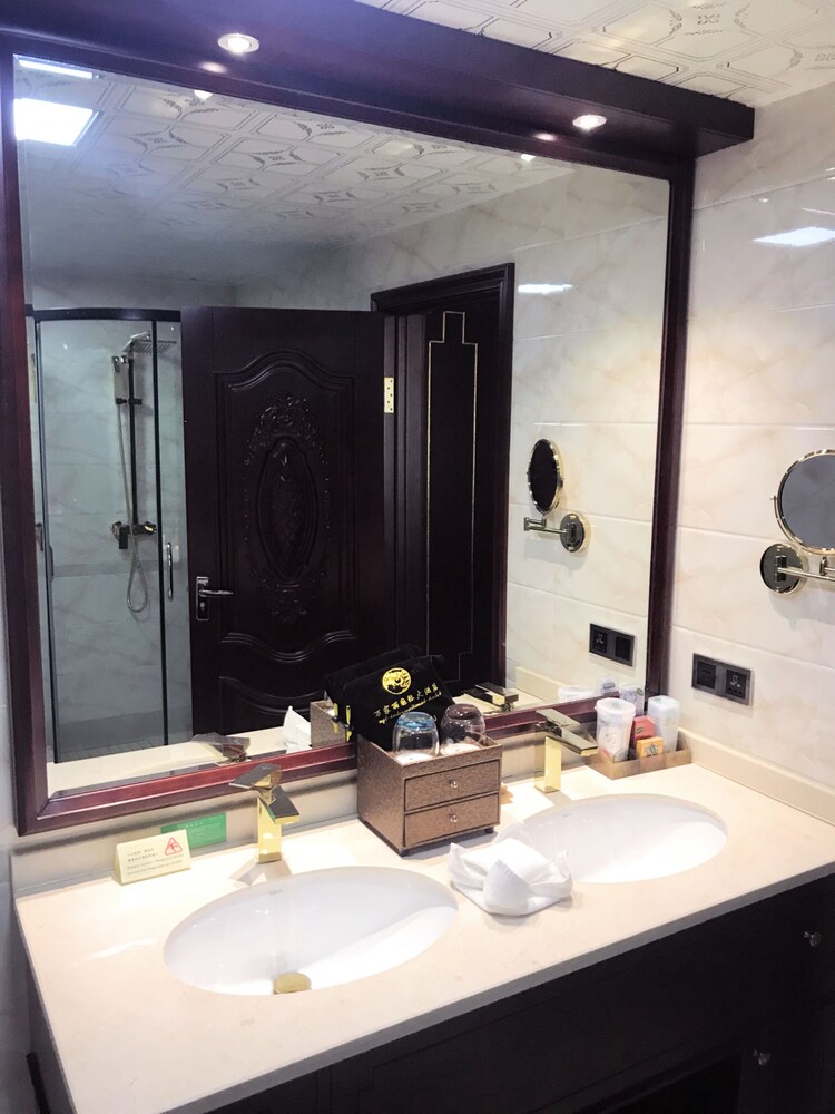 Bathroom sink