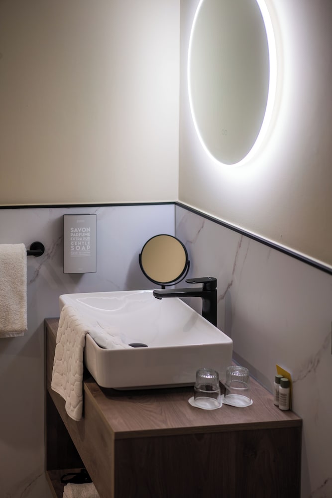 Bathroom sink