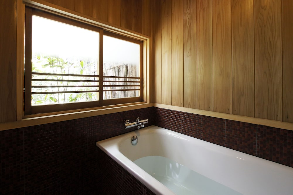 Deep soaking bathtub