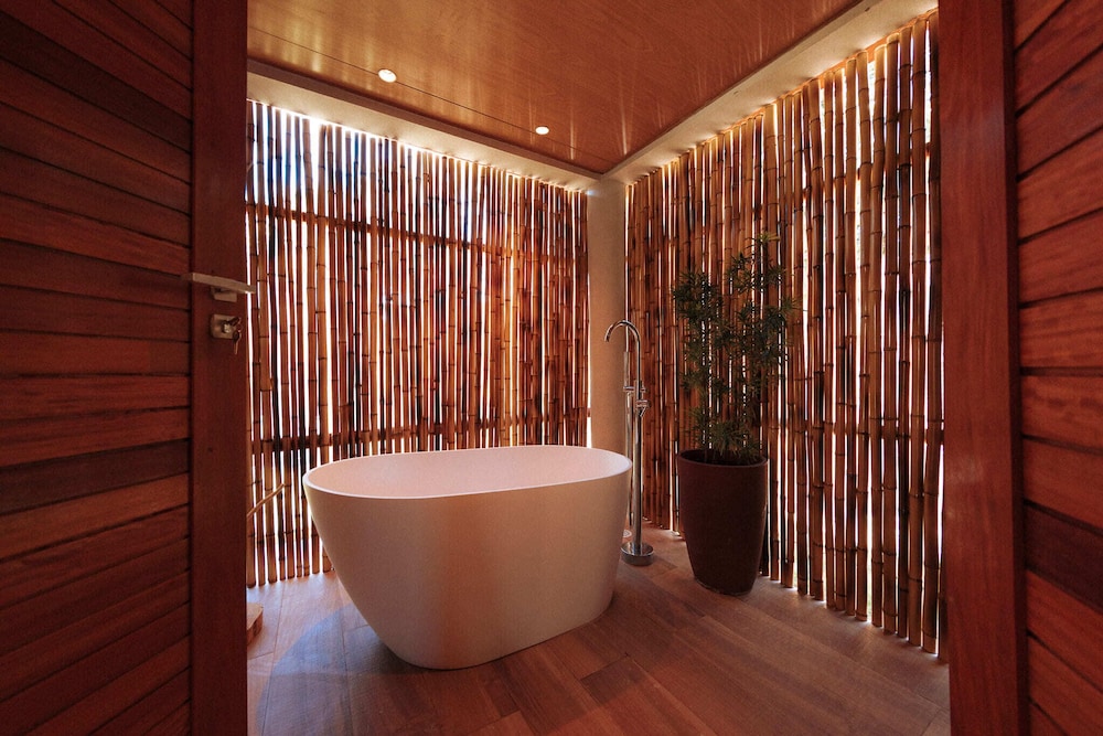 Deep soaking bathtub