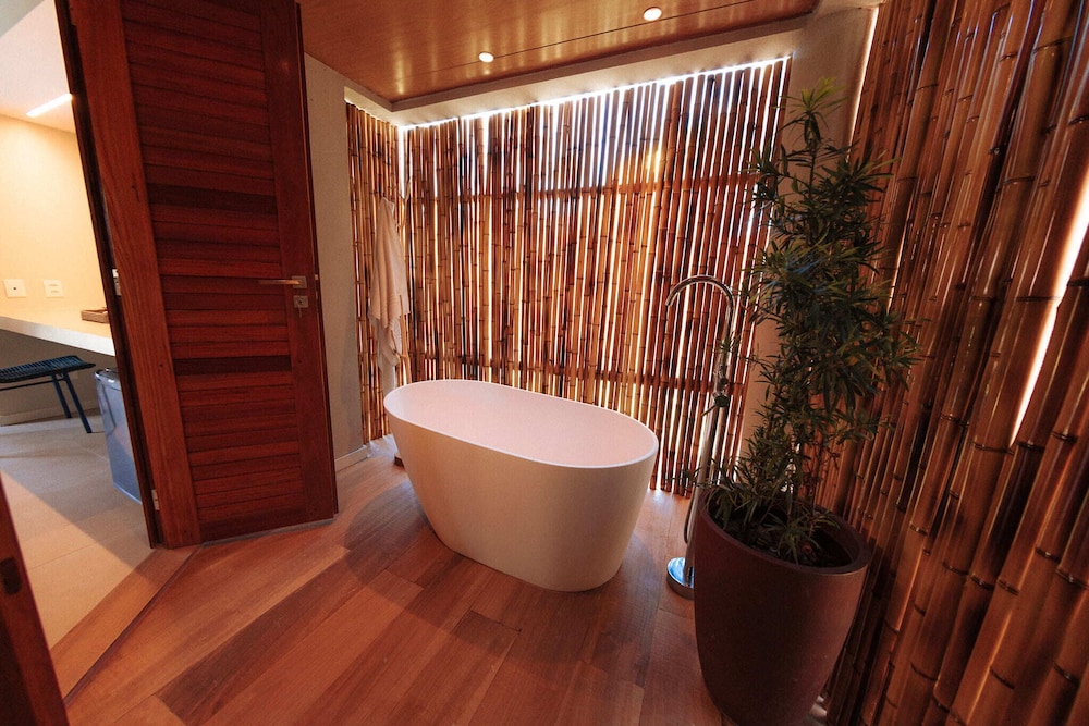 Deep soaking bathtub