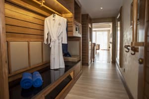 thumbnail: Interior entrance