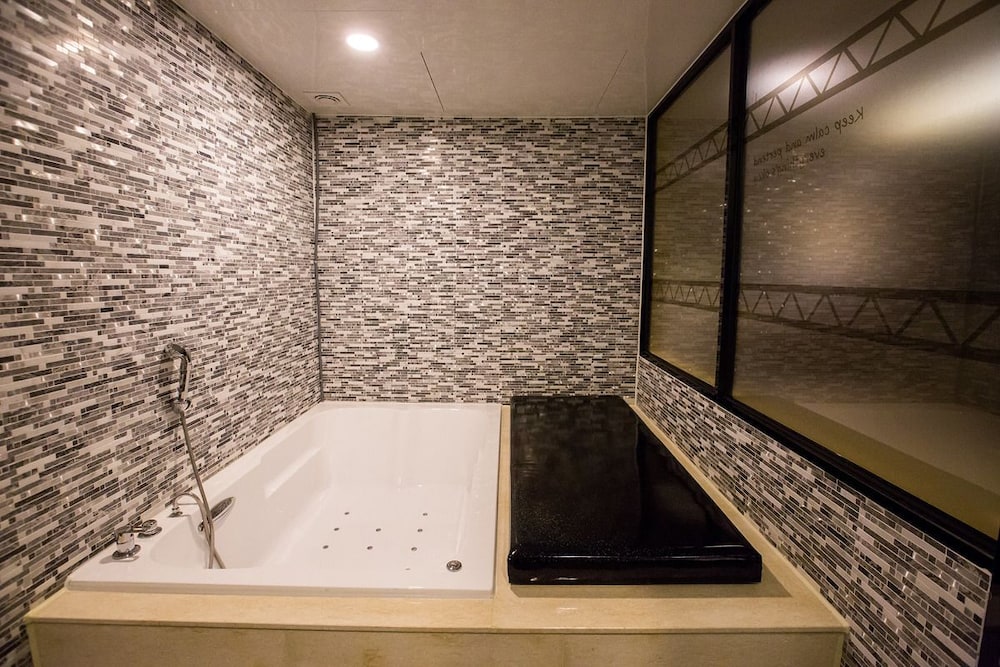 Deep soaking bathtub