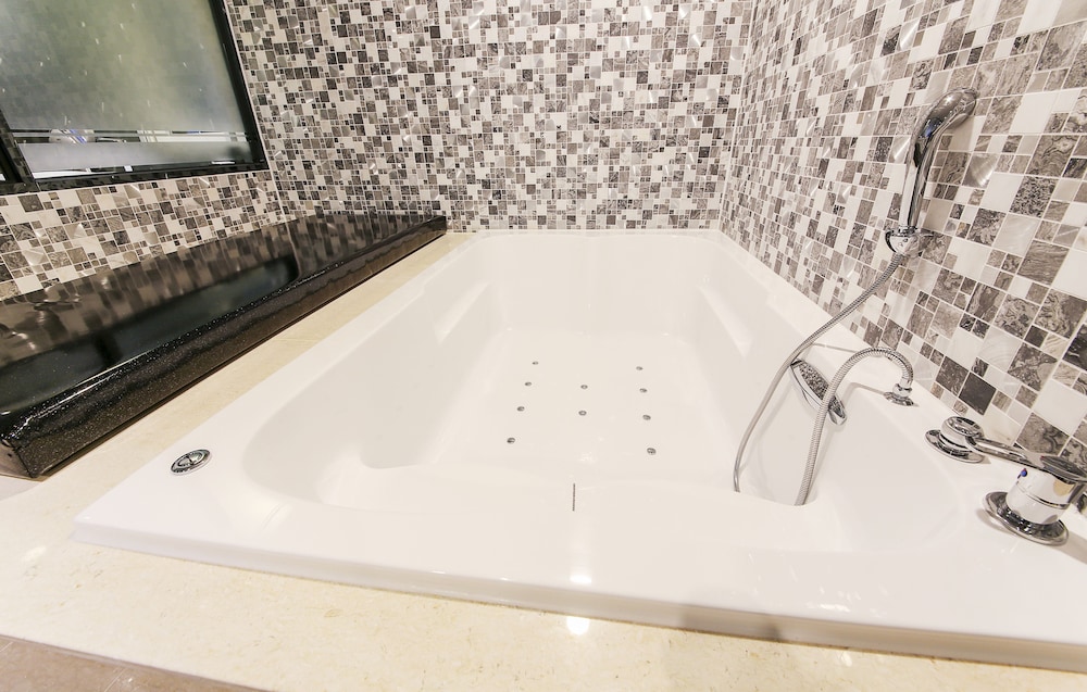 Deep soaking bathtub