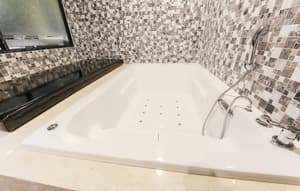 thumbnail: Deep soaking bathtub