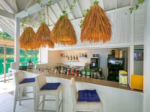 thumbnail: Bar (on property)