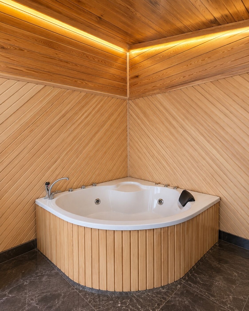 Jetted tub