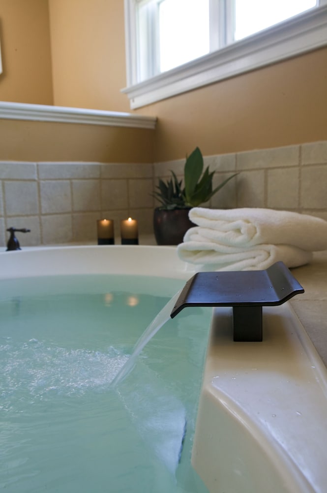 Deep soaking bathtub