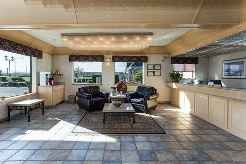 Shilo Inns Warrenton Lobby