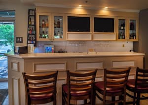 thumbnail: Bar (on property)