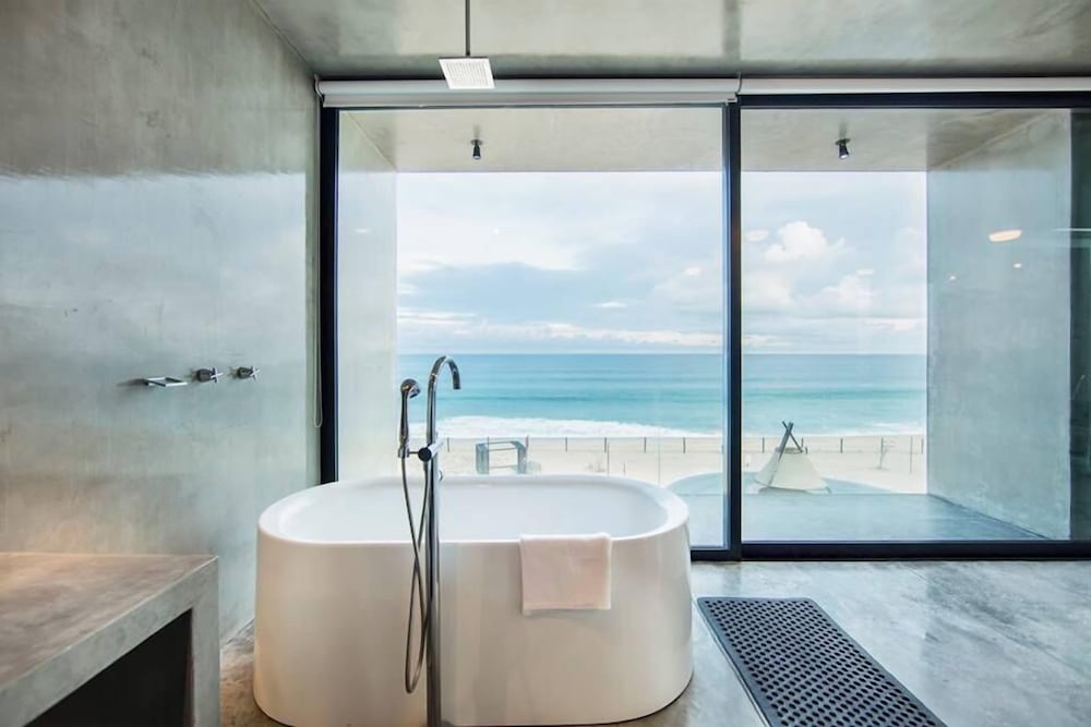 Deep soaking bathtub