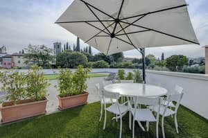 thumbnail: Outdoor dining