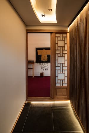 thumbnail: Interior entrance
