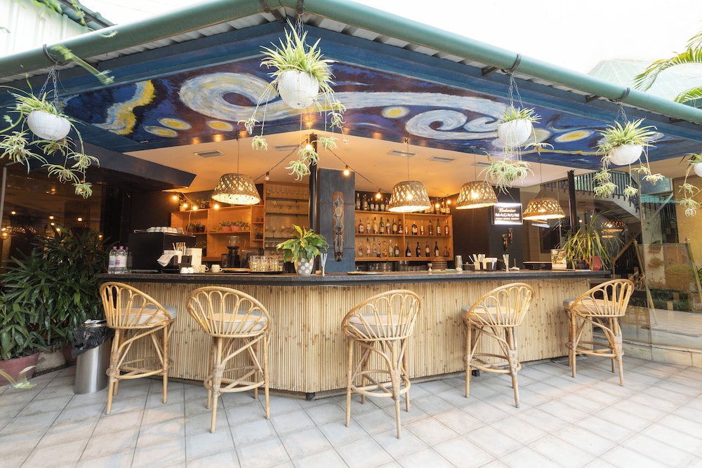 Poolside bar