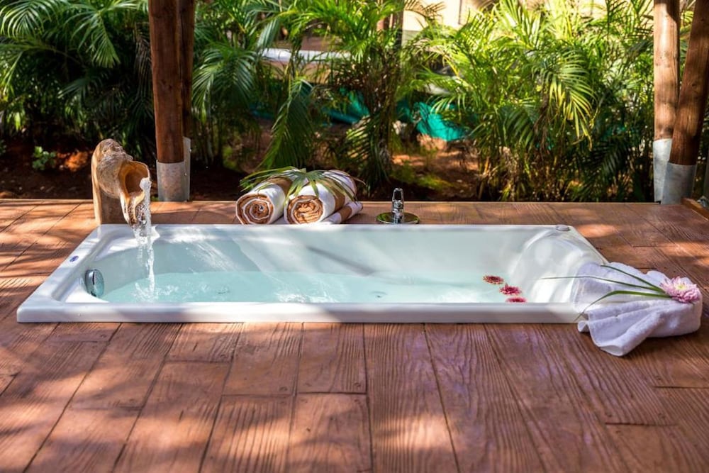 Jetted tub