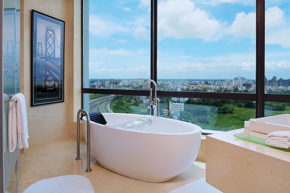 Deep soaking bathtub