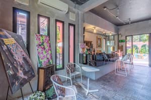 thumbnail: Outdoor dining