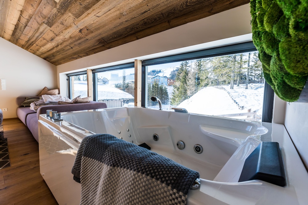 Private spa tub