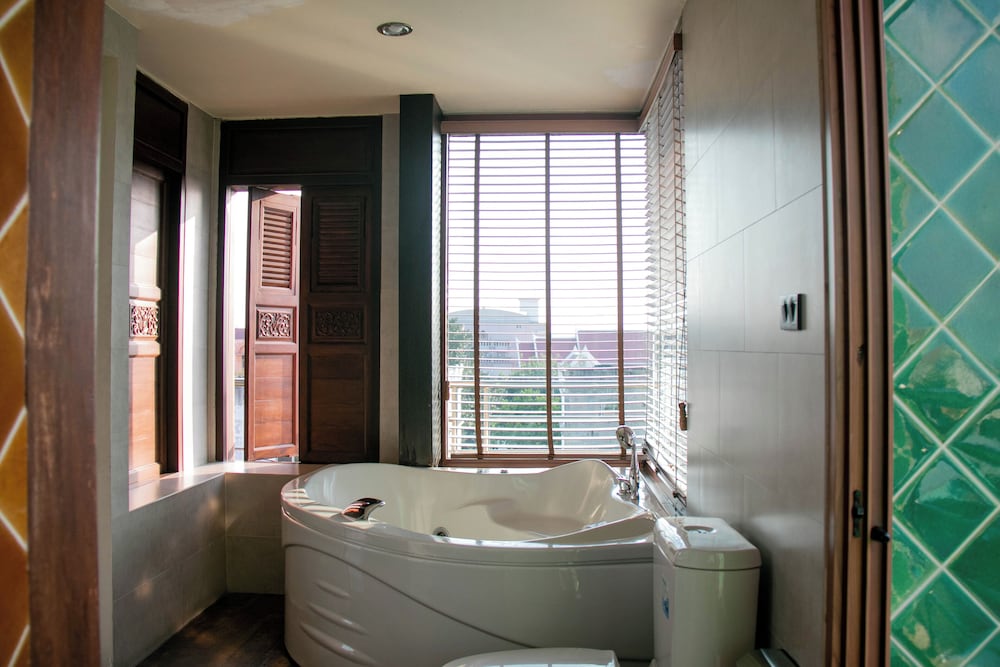 Jetted tub