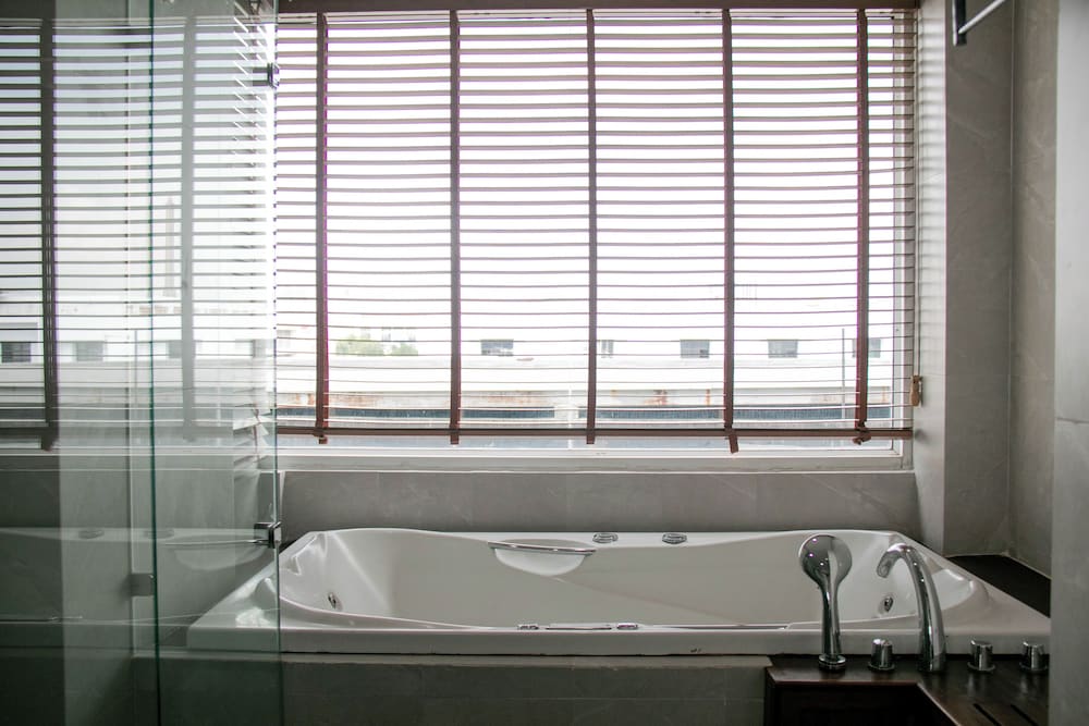 Jetted tub