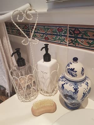 thumbnail: Bathroom amenities