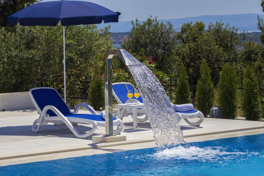 Pool waterfall