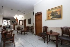 thumbnail: Lobby sitting area