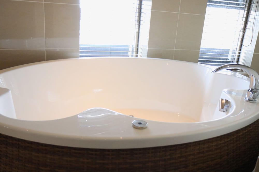 Deep soaking bathtub