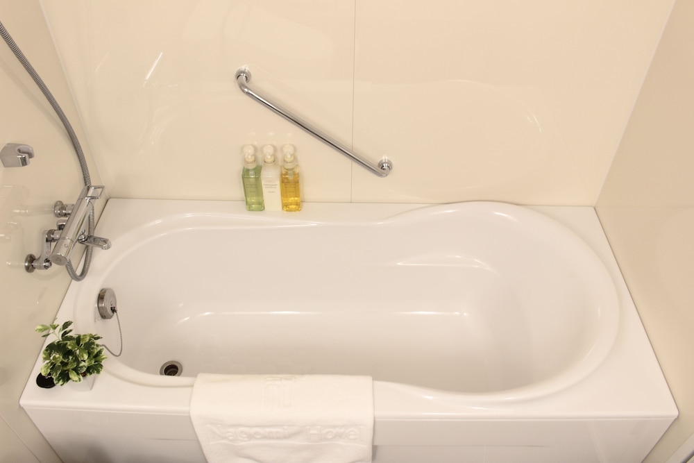 Deep soaking bathtub