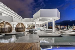 thumbnail: Poolside bar