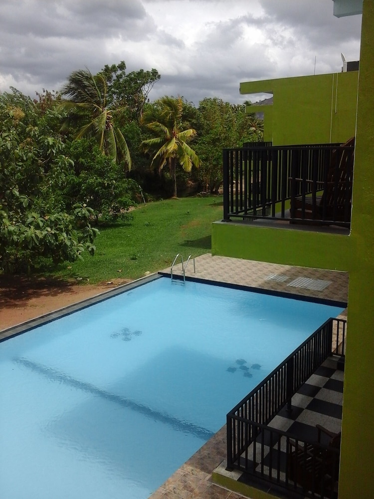 Infinity pool