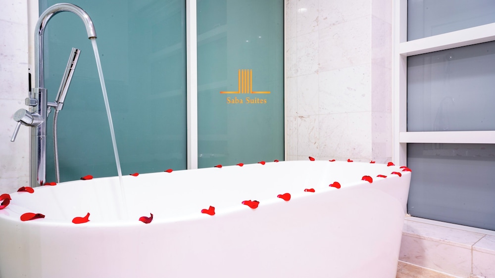 Deep soaking bathtub